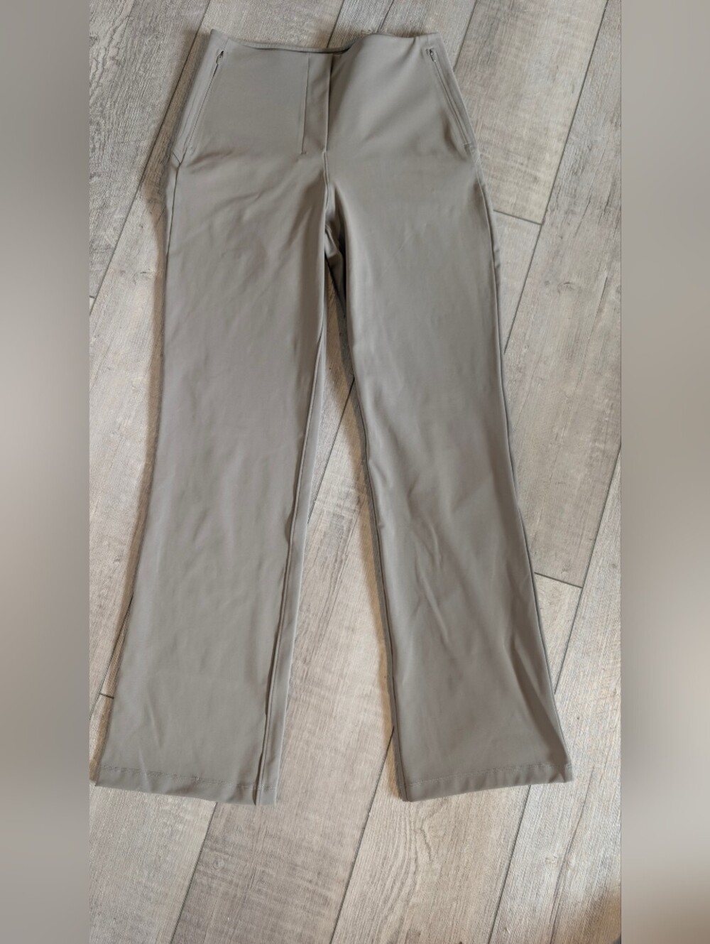 RARE Luulemon athletica Grey Stretch trousers with pockets ! SUPER CUTE!